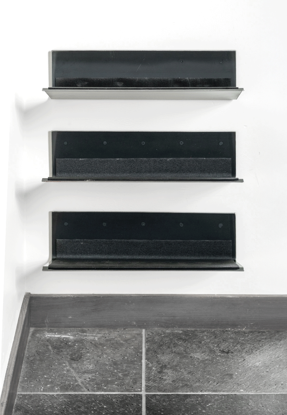 Animated sequential demonstration of the BND Series wall-mounted steel shoe shelf populating with shoes.